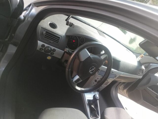 Серый Опель Астра, объемом двигателя 1.6 л и пробегом 255 тыс. км за 5800 $, фото 4 на Automoto.ua