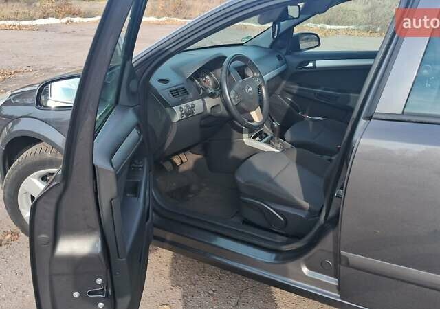 Серый Опель Астра, объемом двигателя 1.6 л и пробегом 232 тыс. км за 5899 $, фото 1 на Automoto.ua