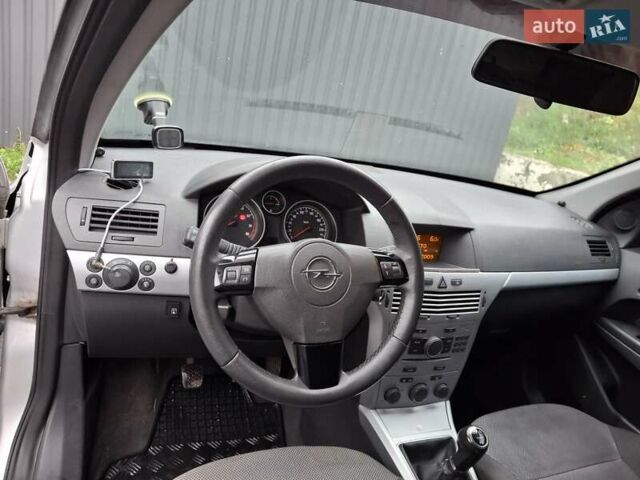 Серый Опель Астра, объемом двигателя 1.6 л и пробегом 290 тыс. км за 5450 $, фото 7 на Automoto.ua