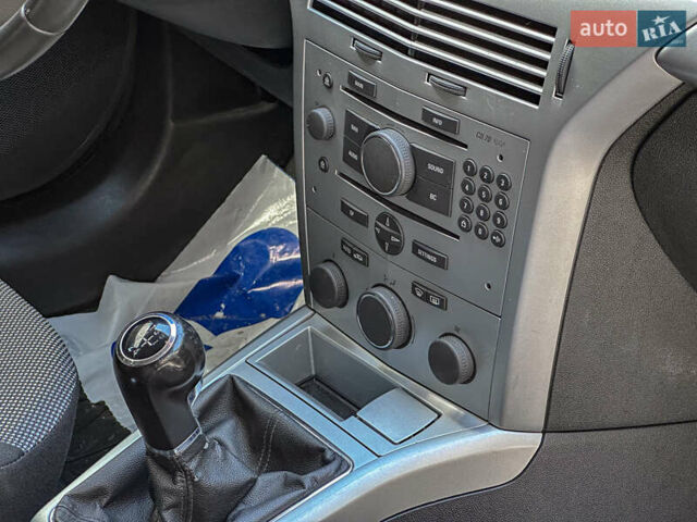 Серый Опель Астра, объемом двигателя 1.6 л и пробегом 210 тыс. км за 5500 $, фото 109 на Automoto.ua