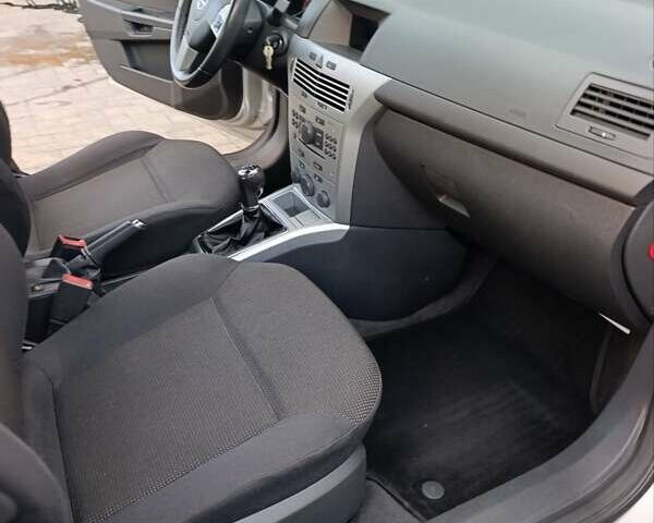 Серый Опель Астра, объемом двигателя 1.6 л и пробегом 207 тыс. км за 5800 $, фото 43 на Automoto.ua