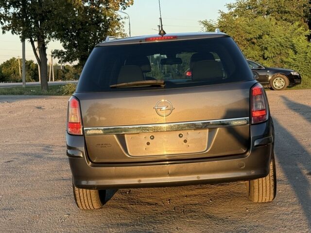 Серый Опель Астра, объемом двигателя 1.7 л и пробегом 271 тыс. км за 3550 $, фото 4 на Automoto.ua
