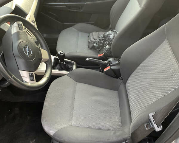 Серый Опель Астра, объемом двигателя 1.6 л и пробегом 205 тыс. км за 5400 $, фото 6 на Automoto.ua