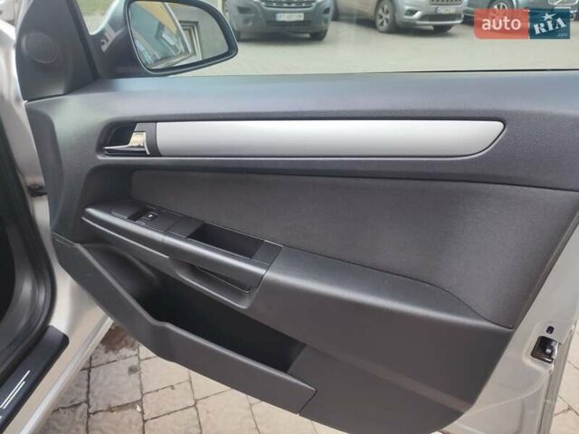 Серый Опель Астра, объемом двигателя 1.7 л и пробегом 279 тыс. км за 5200 $, фото 17 на Automoto.ua