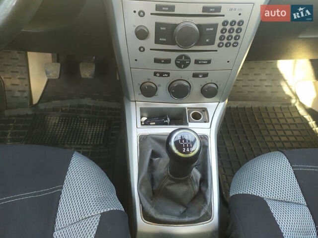 Серый Опель Астра, объемом двигателя 1.7 л и пробегом 199 тыс. км за 5700 $, фото 7 на Automoto.ua