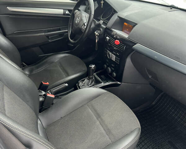 Серый Опель Астра, объемом двигателя 1.69 л и пробегом 314 тыс. км за 5700 $, фото 12 на Automoto.ua