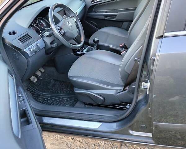 Опель Астра 2009 в Староконстантинов на Automoto.ua Серый Опель Астра, объемом двигателя 1.8 л и пробегом 198 тыс. км за 6099 $, фото 11 на Automoto.ua