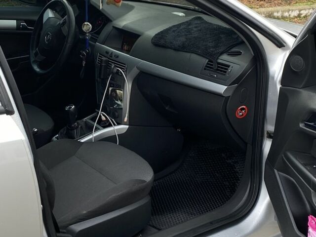 Серый Опель Астра, объемом двигателя 1.7 л и пробегом 281 тыс. км за 4999 $, фото 6 на Automoto.ua