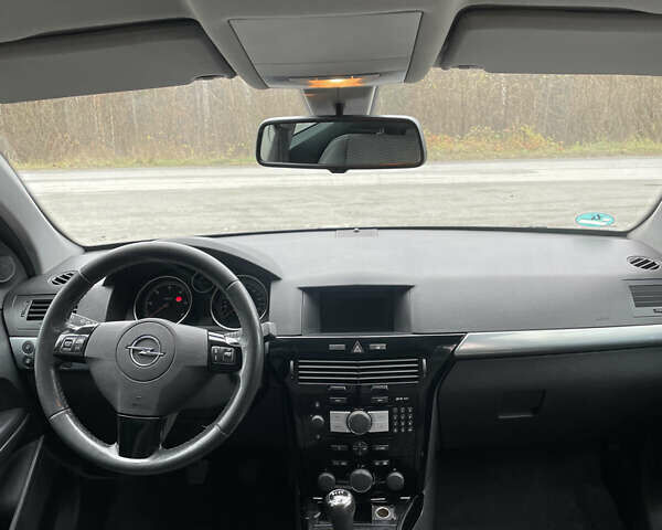 Серый Опель Астра, объемом двигателя 1.7 л и пробегом 275 тыс. км за 6199 $, фото 9 на Automoto.ua