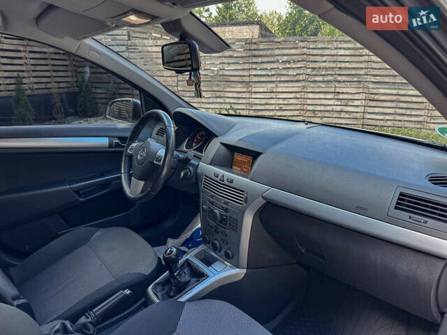 Серый Опель Астра, объемом двигателя 1.6 л и пробегом 210 тыс. км за 5500 $, фото 106 на Automoto.ua