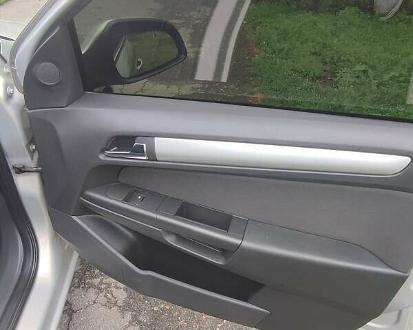 Серый Опель Астра, объемом двигателя 1.6 л и пробегом 199 тыс. км за 5650 $, фото 23 на Automoto.ua