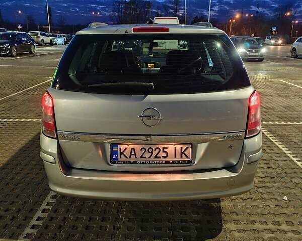Серый Опель Астра, объемом двигателя 1.7 л и пробегом 200 тыс. км за 5750 $, фото 7 на Automoto.ua