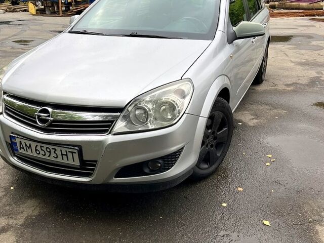 Опель Астра 2009 в Новорад-Волынском на Automoto.ua Серый Опель Астра, объемом двигателя 1.9 л и пробегом 289 тыс. км за 5100 $, фото 1 на Automoto.ua
