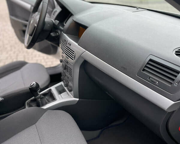 Сірий Опель Астра, об'ємом двигуна 1.6 л та пробігом 206 тис. км за 5600 $, фото 38 на Automoto.ua