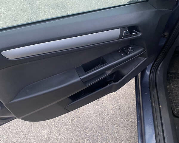 Серый Опель Астра, объемом двигателя 1.7 л и пробегом 275 тыс. км за 6300 $, фото 12 на Automoto.ua