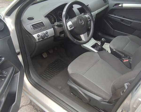 Серый Опель Астра, объемом двигателя 1.6 л и пробегом 199 тыс. км за 5650 $, фото 20 на Automoto.ua