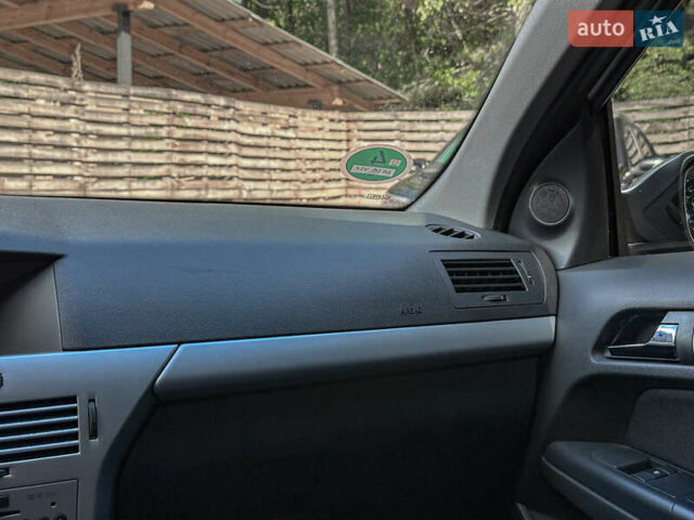 Серый Опель Астра, объемом двигателя 1.6 л и пробегом 210 тыс. км за 5500 $, фото 94 на Automoto.ua