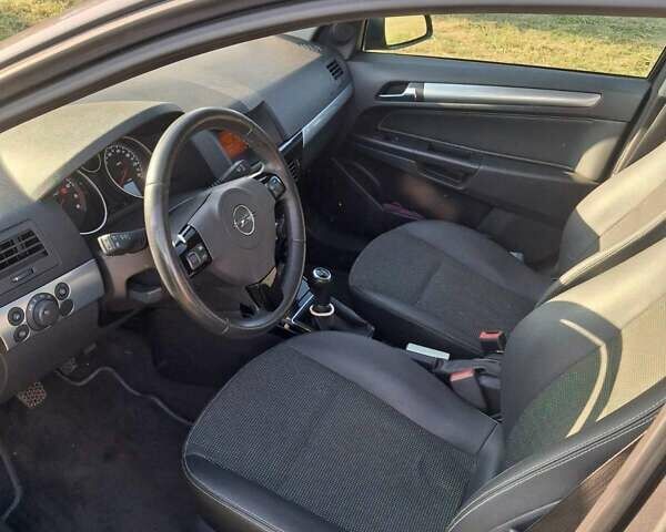 Серый Опель Астра, объемом двигателя 1.6 л и пробегом 236 тыс. км за 6000 $, фото 41 на Automoto.ua