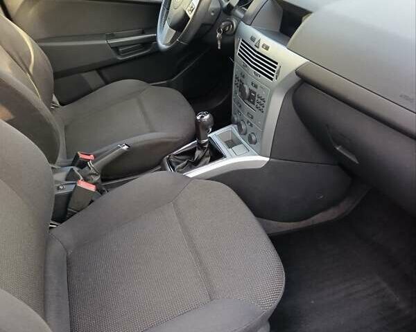 Серый Опель Астра, объемом двигателя 1.6 л и пробегом 207 тыс. км за 5800 $, фото 60 на Automoto.ua