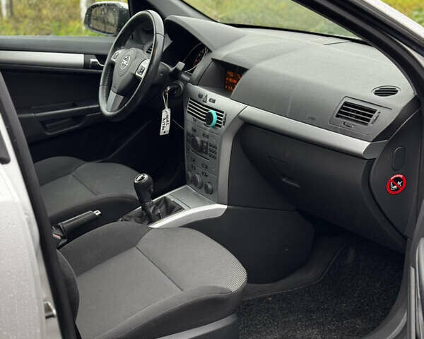 Серый Опель Астра, объемом двигателя 1.4 л и пробегом 199 тыс. км за 5350 $, фото 35 на Automoto.ua