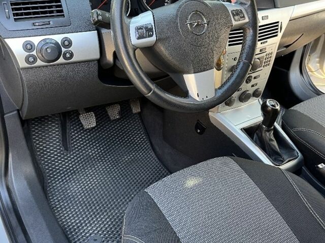 Серый Опель Астра, объемом двигателя 1.6 л и пробегом 243 тыс. км за 4700 $, фото 3 на Automoto.ua