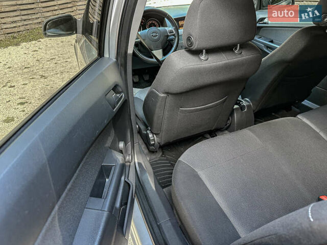 Серый Опель Астра, объемом двигателя 1.6 л и пробегом 210 тыс. км за 5500 $, фото 81 на Automoto.ua