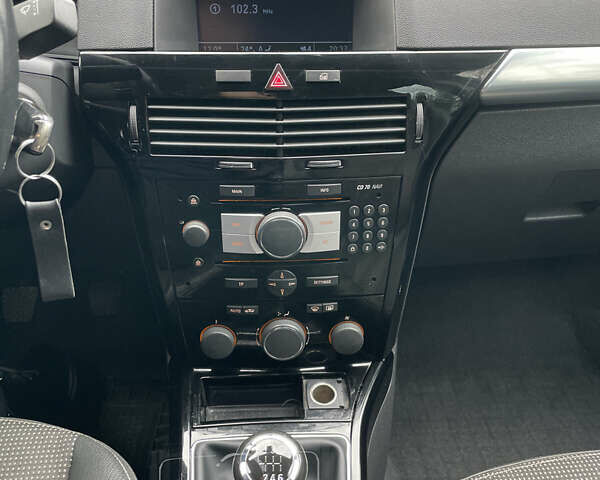 Серый Опель Астра, объемом двигателя 1.7 л и пробегом 275 тыс. км за 6199 $, фото 11 на Automoto.ua