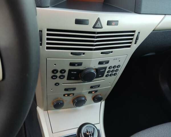 Серый Опель Астра, объемом двигателя 1.6 л и пробегом 240 тыс. км за 5550 $, фото 33 на Automoto.ua