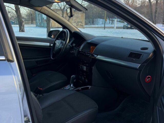 Серый Опель Астра, объемом двигателя 1.9 л и пробегом 298 тыс. км за 5400 $, фото 8 на Automoto.ua