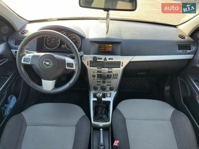 Серый Опель Астра, объемом двигателя 1.7 л и пробегом 249 тыс. км за 4900 $, фото 13 на Automoto.ua