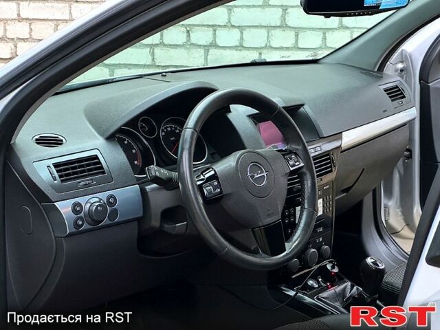Серый Опель Астра, объемом двигателя 1.7 л и пробегом 304 тыс. км за 5800 $, фото 7 на Automoto.ua