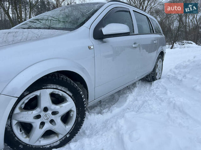 Серый Опель Астра, объемом двигателя 1.7 л и пробегом 280 тыс. км за 4399 $, фото 13 на Automoto.ua