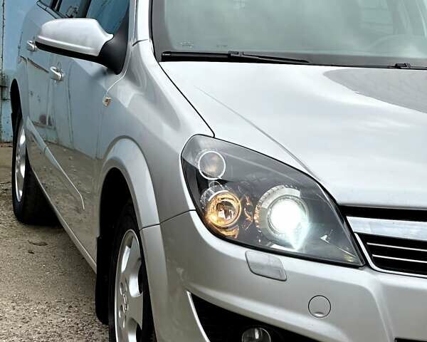 Опель Астра 2009 в Николаеве на Automoto.ua Серый Опель Астра, объемом двигателя 1.7 л и пробегом 304 тыс. км за 5950 $, фото 12 на Automoto.ua