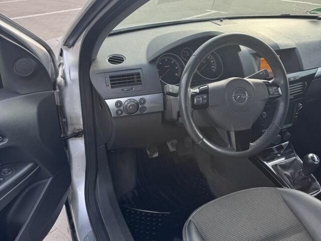 Серый Опель Астра, объемом двигателя 1.7 л и пробегом 234 тыс. км за 5999 $, фото 3 на Automoto.ua