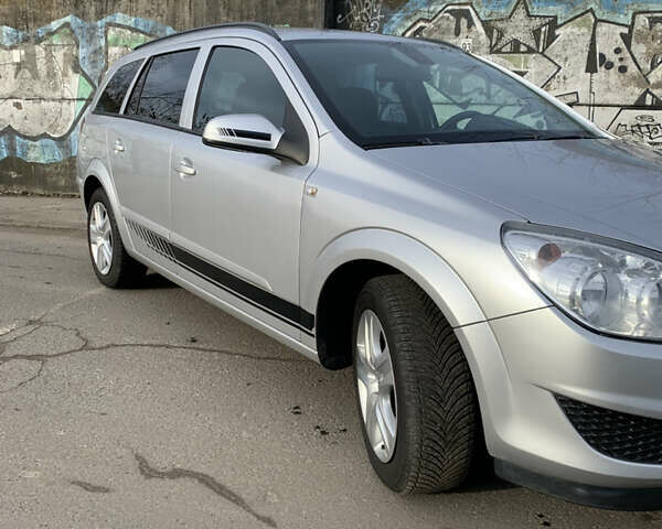 Серый Опель Астра, объемом двигателя 1.6 л и пробегом 205 тыс. км за 5400 $, фото 2 на Automoto.ua