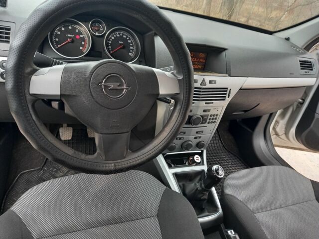 Серый Опель Астра, объемом двигателя 1.6 л и пробегом 280 тыс. км за 5300 $, фото 4 на Automoto.ua