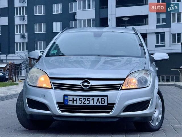 Серый Опель Астра, объемом двигателя 1.69 л и пробегом 252 тыс. км за 4999 $, фото 9 на Automoto.ua
