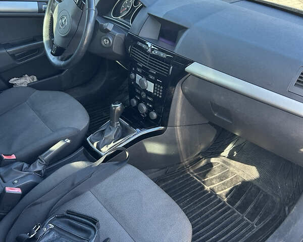 Серый Опель Астра, объемом двигателя 1.7 л и пробегом 295 тыс. км за 5500 $, фото 17 на Automoto.ua