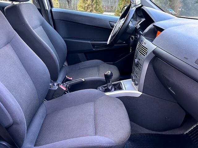 Серый Опель Астра, объемом двигателя 1.6 л и пробегом 143 тыс. км за 6500 $, фото 9 на Automoto.ua