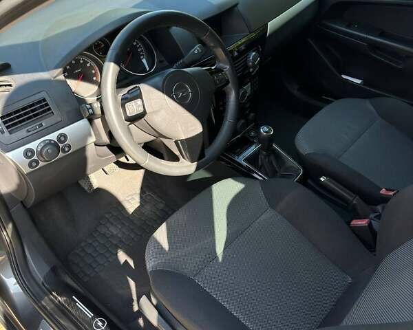 Опель Астра 2010 в Одессе на Automoto.ua Серый Опель Астра, объемом двигателя 1.6 л и пробегом 155 тыс. км за 7500 $, фото 8 на Automoto.ua