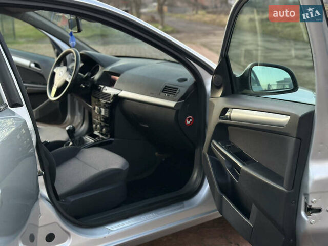 Серый Опель Астра, объемом двигателя 1.69 л и пробегом 245 тыс. км за 5800 $, фото 23 на Automoto.ua