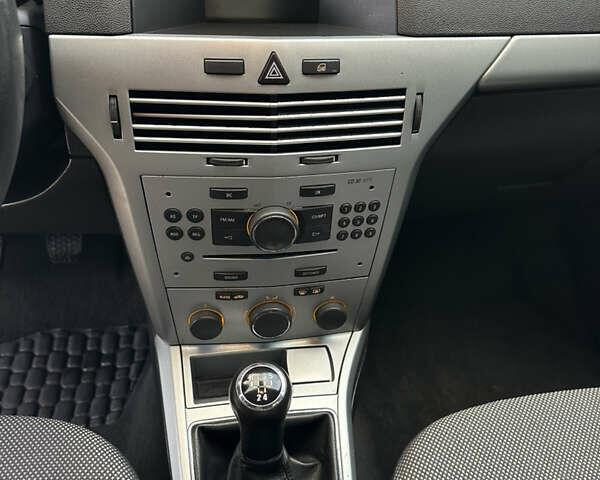 Серый Опель Астра, объемом двигателя 1.6 л и пробегом 224 тыс. км за 5500 $, фото 44 на Automoto.ua