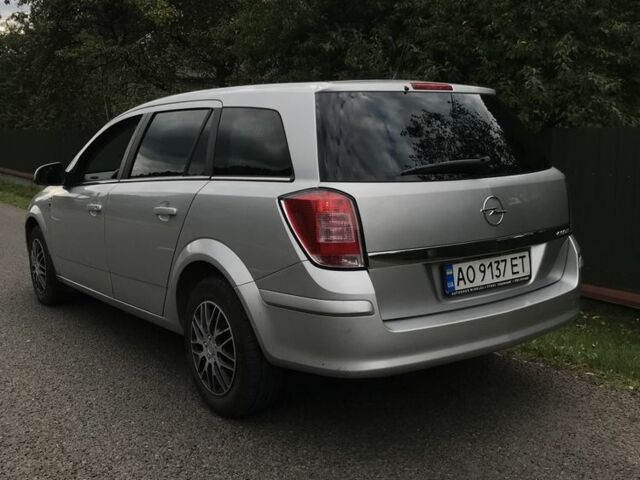 Опель Астра 2010 в Межгорье на Automoto.ua Серый Опель Астра, объемом двигателя 1.7 л и пробегом 260 тыс. км за 5500 $, фото 1 на Automoto.ua