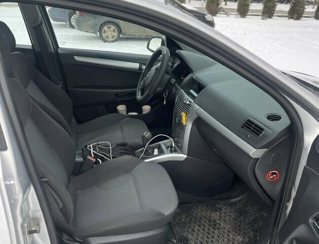 Серый Опель Астра, объемом двигателя 1.69 л и пробегом 217 тыс. км за 5850 $, фото 10 на Automoto.ua