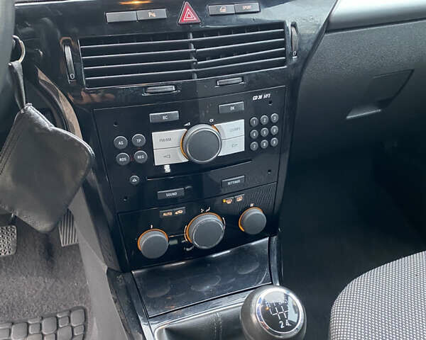 Серый Опель Астра, объемом двигателя 1.6 л и пробегом 160 тыс. км за 6500 $, фото 36 на Automoto.ua