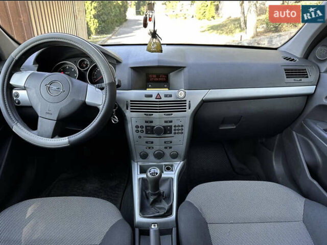 Серый Опель Астра, объемом двигателя 1.69 л и пробегом 217 тыс. км за 5850 $, фото 5 на Automoto.ua