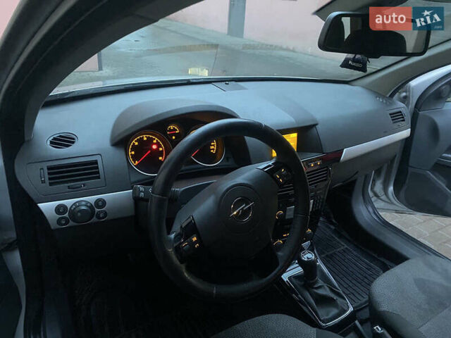 Серый Опель Астра, объемом двигателя 1.7 л и пробегом 295 тыс. км за 5500 $, фото 7 на Automoto.ua