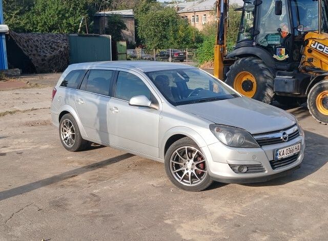 Опель Астра 2010 в Вышгороде на Automoto.ua Серый Опель Астра, объемом двигателя 1.7 л и пробегом 215 тыс. км за 4700 $, фото 1 на Automoto.ua