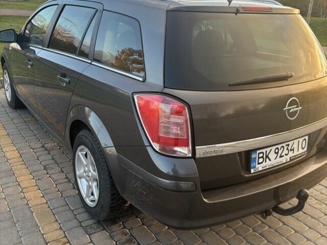 Серый Опель Астра, объемом двигателя 1.7 л и пробегом 282 тыс. км за 5350 $, фото 4 на Automoto.ua