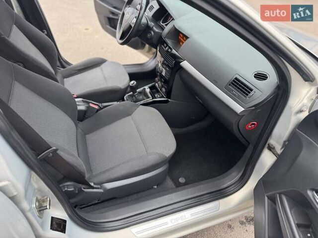 Серый Опель Астра, объемом двигателя 1.6 л и пробегом 173 тыс. км за 5300 $, фото 4 на Automoto.ua